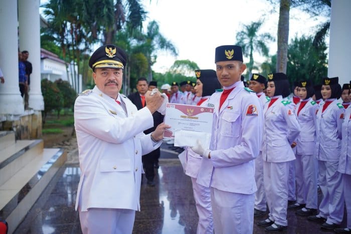 Penurunan Bendera Merah Putih HUT ke-81 RI, Bupati TRK Apresiasi Paskibraka Nagan Raya