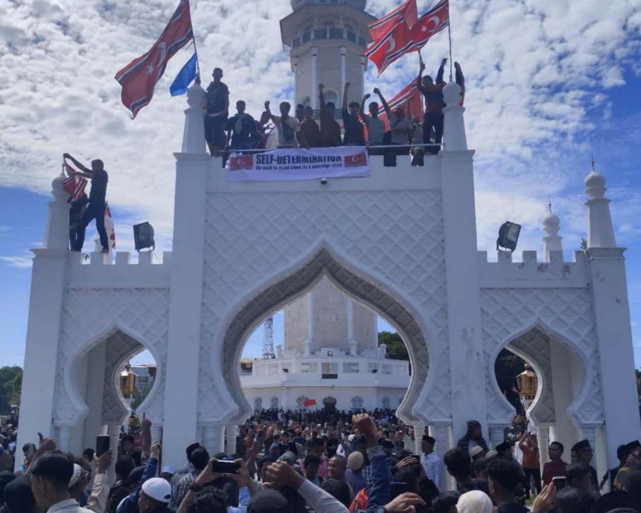 Peringatan Hari Damai Aceh ke-21 Berakhir Ricuh, Bendera Bulan Bintang Berkibar dan Massa Aksi Pukul Mundur Kepolisian