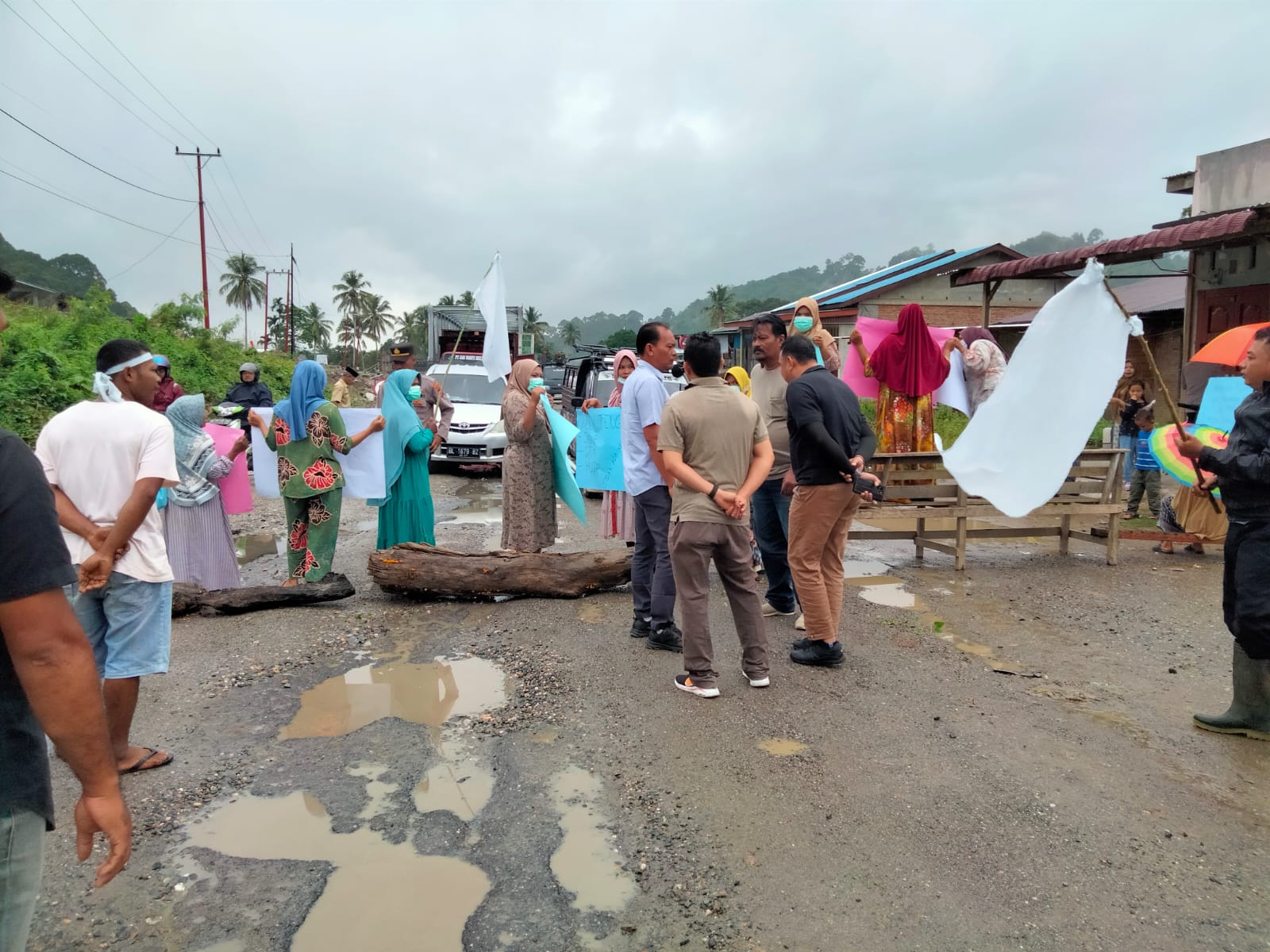 Protes Janji Tak Ditepati, Emak-emak di Ketambe Blokir Jalan