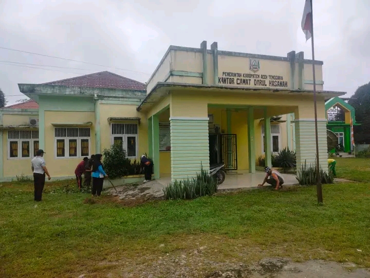Sambut HUT RI ke-81, ASN Darul Hasanah Bersih-bersih Kantor