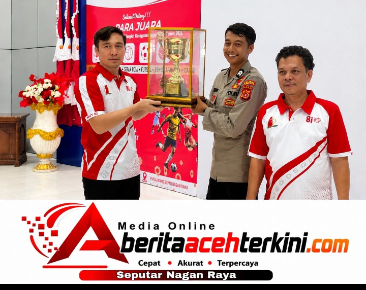 Kadispora Nagan Raya Serahkan Hadiah dan Penghargaan Pada Pemenang Lomba HUT RI